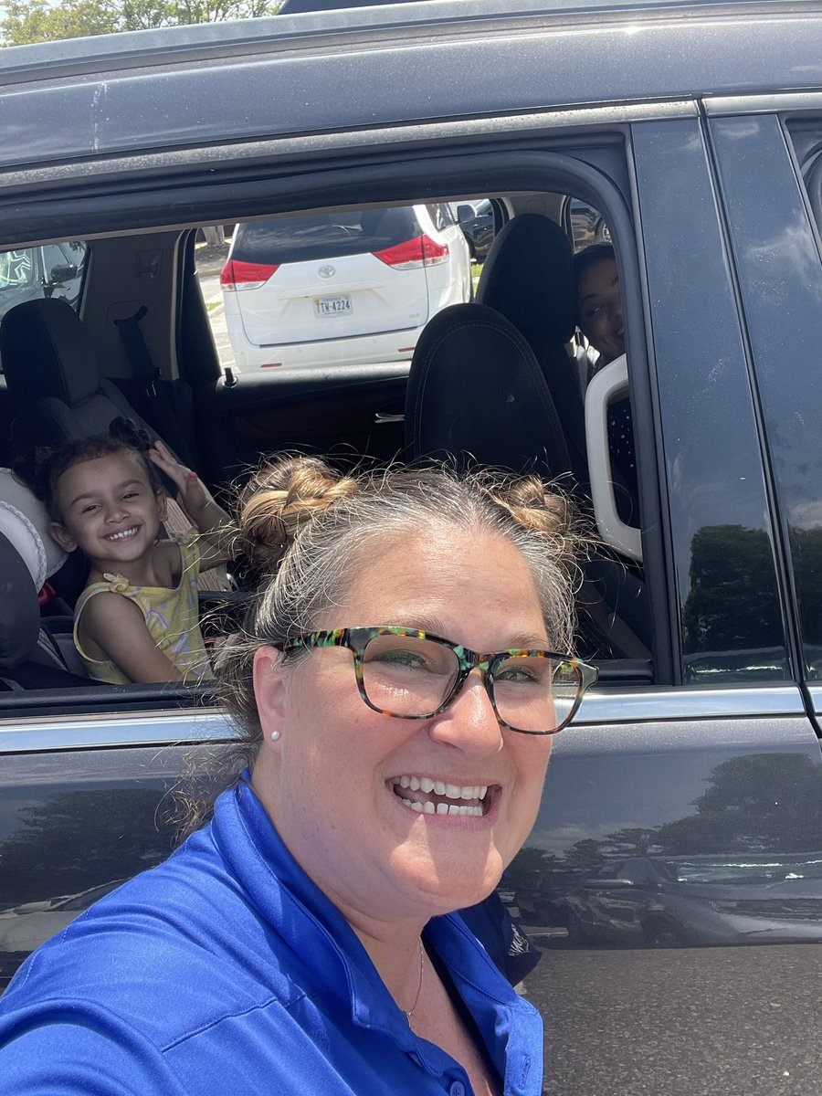 MonicaRoach15's tweet image. Zoom in and you’ll find lil sis and I are hair twins! We just had to take a pic together! On Fridays we wear #spacebuns @BirdneckES1 ! @KarlaYo78612102 #vbtitleI #funinthestudentpickupline