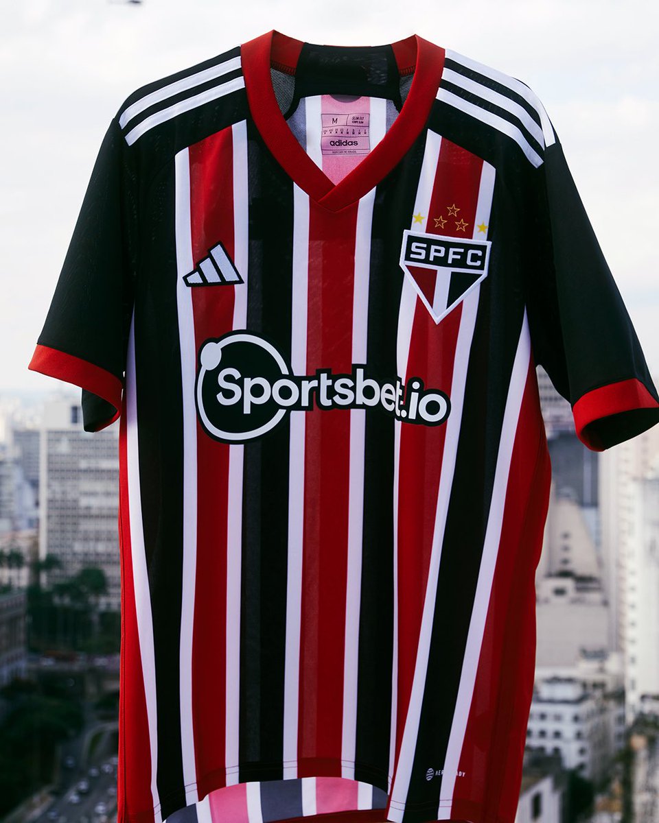 SaoPauloFC's tweet photo. A nova camisa II do São Paulo é um verdadeiro espetáculo! Confira todos os detalhes dessa obra-prima e aproveite o frete grátis para garantir a sua na São Paulo Mania 🇾🇪 😍

Compre aqui > https://t.co/XUd3W3zkJh https://t.co/2uUA4AyUwL