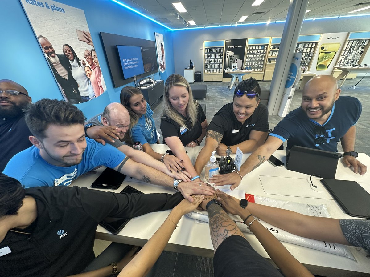 ThePalleschi's tweet photo. @MoolooNayome @Brian_Rodriguz_ @DipernaTina @Hdncorp all are JENSEN FLEXIN 💪🏾 today in District 15 #LifeAtATT #OUTLAWS #USAWireless https://t.co/VQtW7RSGqJ