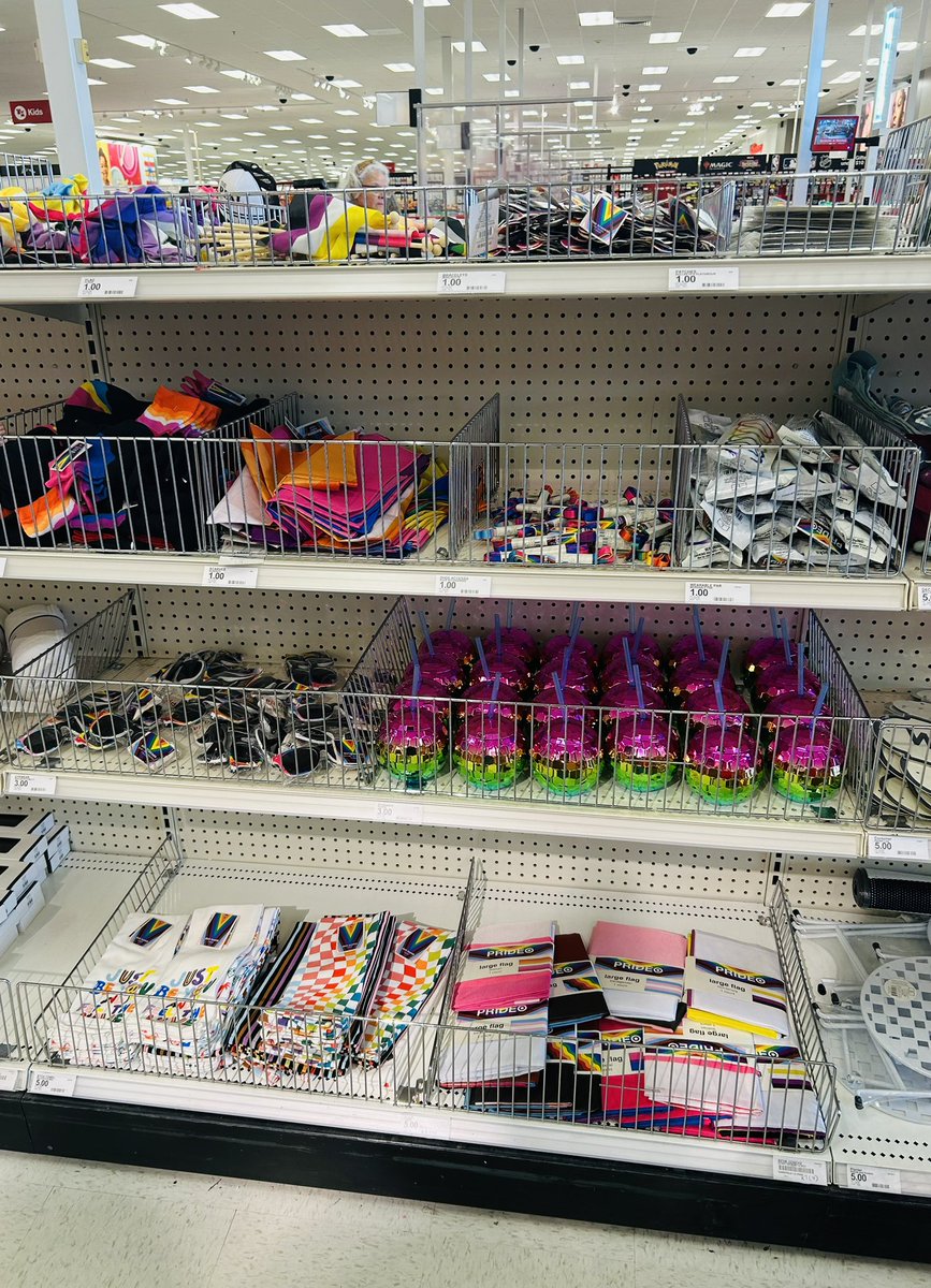 Bullseye brings my heart so much joy! T1933 is ready for a pride filled summer ⭐️🏳️‍🌈❤️

#worksomewhereyoulove