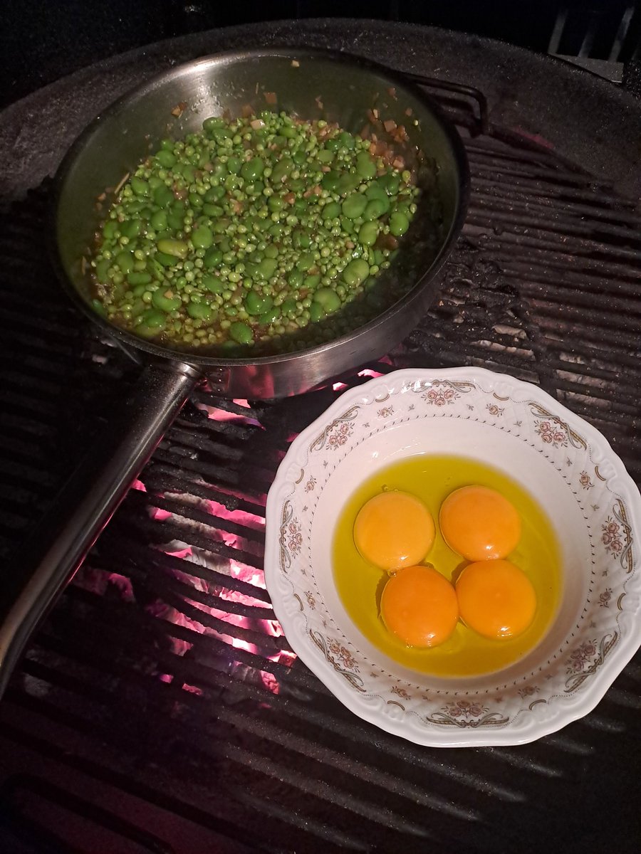 Habitas y guisantitos con caldo de las vainas de los guisantes, jamón de Basatxerri y yemas de huevo. Buen aroma a brasas. Ribeiro fresco de <a href="/Cotodegomariz/">Coto de Gomariz</a> para acompañarlo.