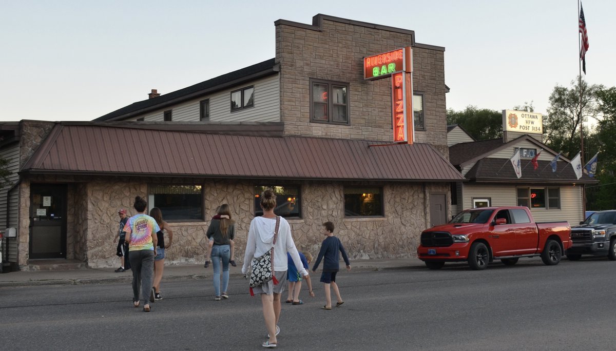 Riverside906's tweet photo. With this summer-like weather, have a Riverside pizza with us, or take one to go. Either way, it's the yummy-est pizza around. 😃😄 https://t.co/6nFR55IzWx