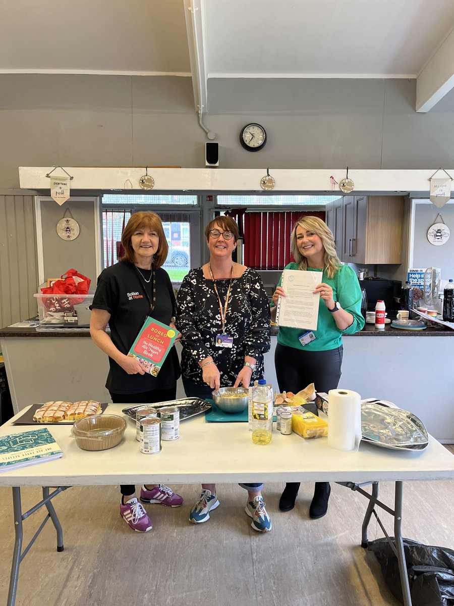 WesthoughtonPCN's tweet photo. Our Social Prescribers had the pleasure of supporting a group of Westhoughton residents to learn how to cook healthily and in a cost effective way with an Air Fryer course! Thank you to everyone who participated ๐ค๐ฅฐ๐๐ฝ #OnwardHomes #Weshoughton #LiveWellForLess https://t.co/vg34oPkH8e