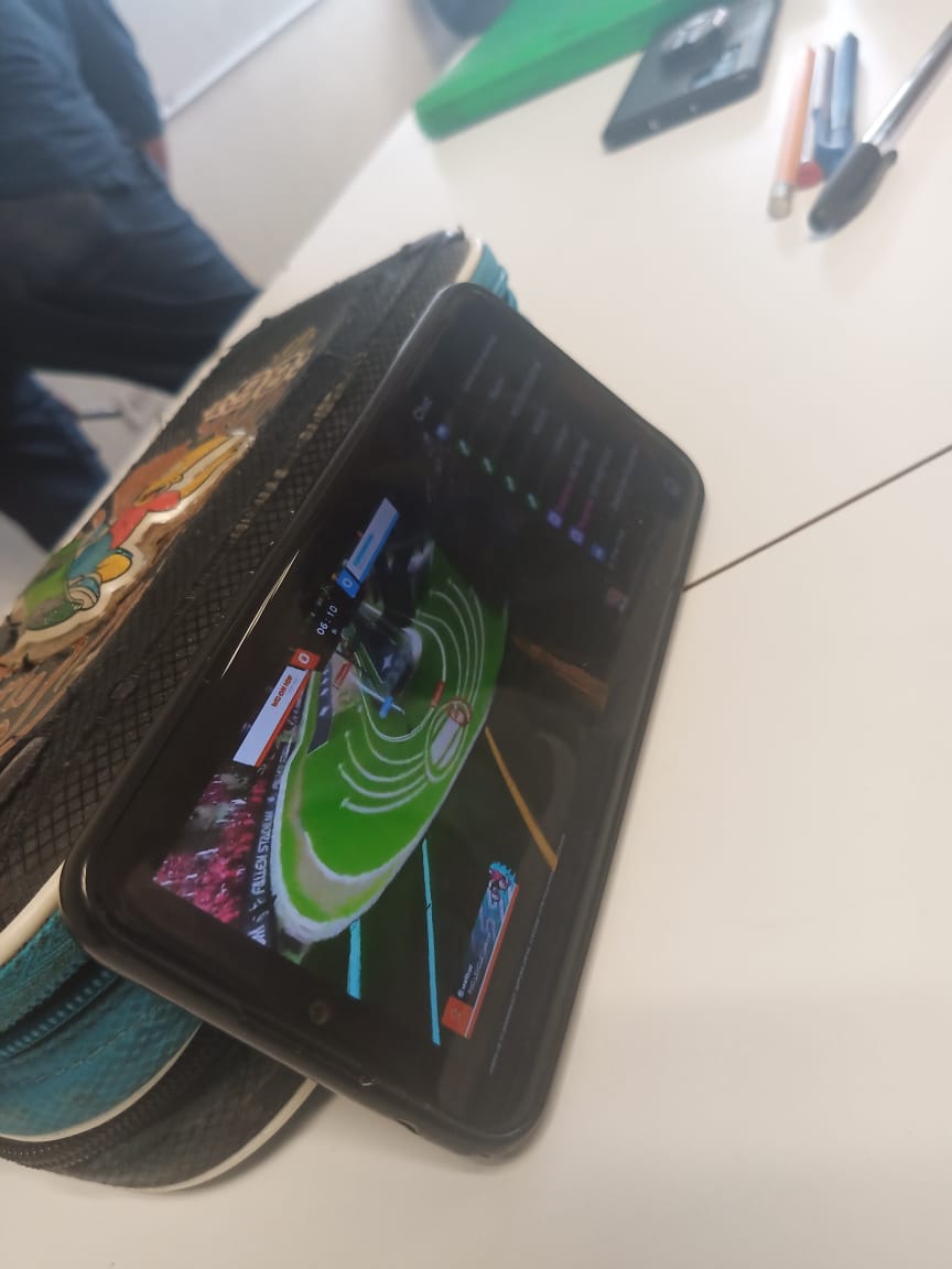 Haha, here watching the @EUGlory  Duo Cup during physic class 🤙😎