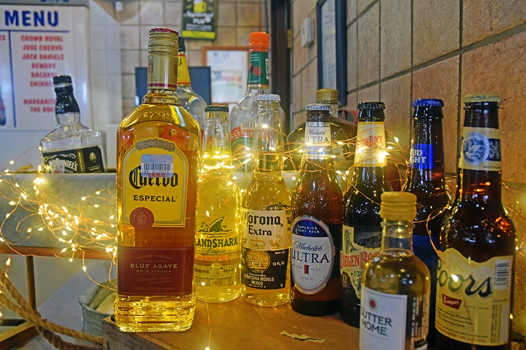Now serving tap beer, bottled beer and other libations! Come on in for a cold beer or a cocktail!
.
.
.
.
#mixeddrinks #bardrinks #bbqlife #bakersribsweatherford #coldbeer