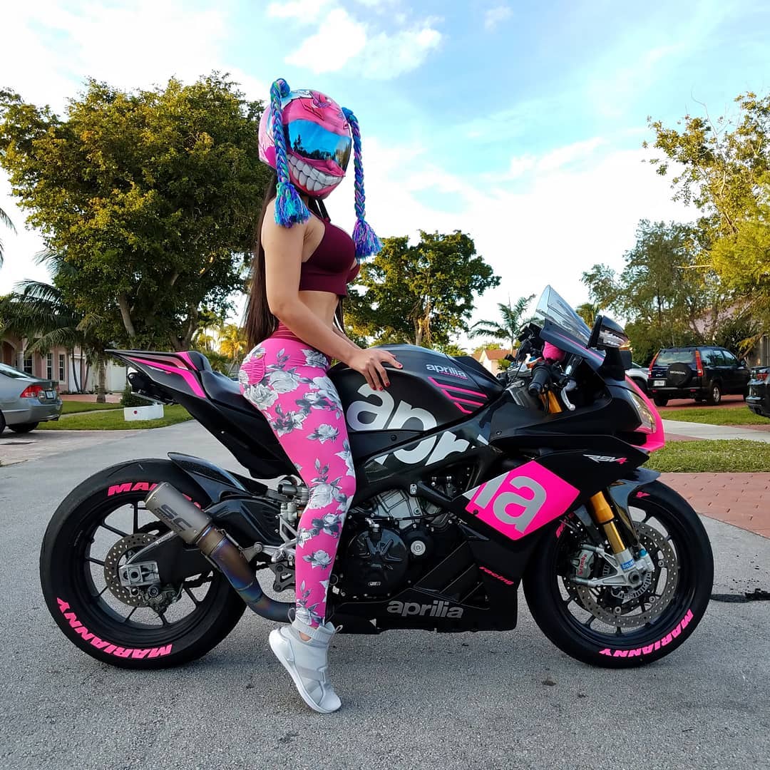 #Aprilia RSV4
#BikerGirl 

📸
IG: mar1anny