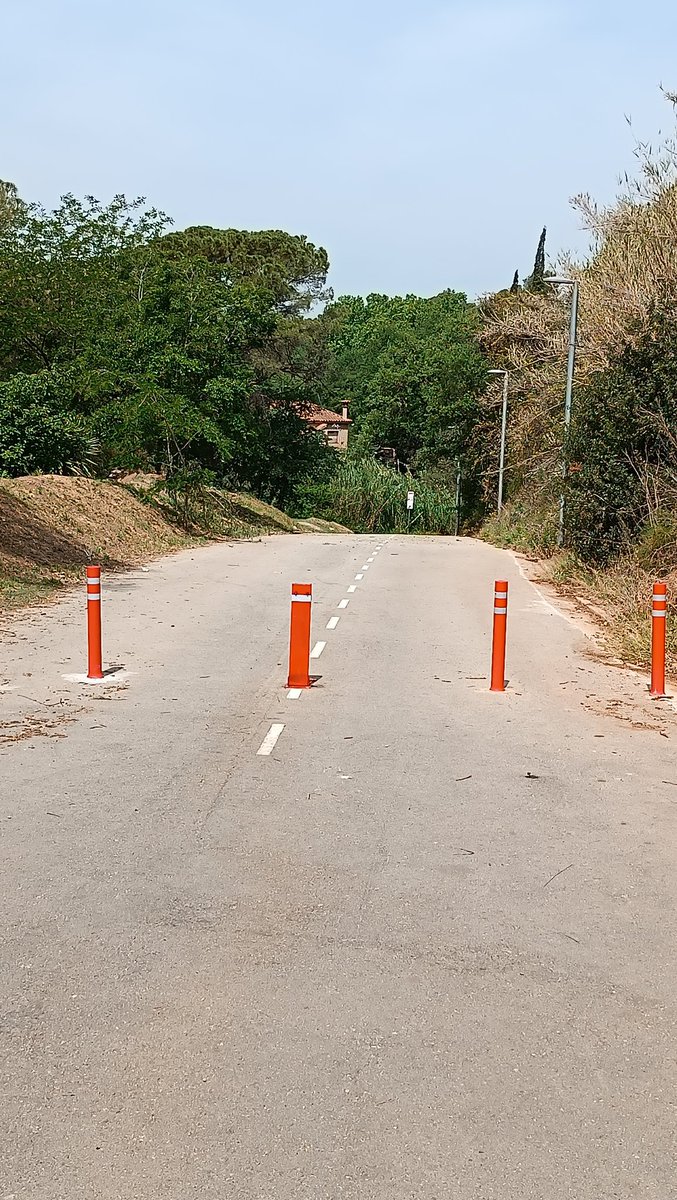 A #valldoreix tenim l'avinguda baixador sense asfaltar, que fa pols i fang als veins, però l'EMD ha asfaltat el carrer sense sortida que duu al camp de futbol, i han barrat el pas perquè la gent no hi passi. Quin criteri d'#eficiència i #empatia han aplicat?