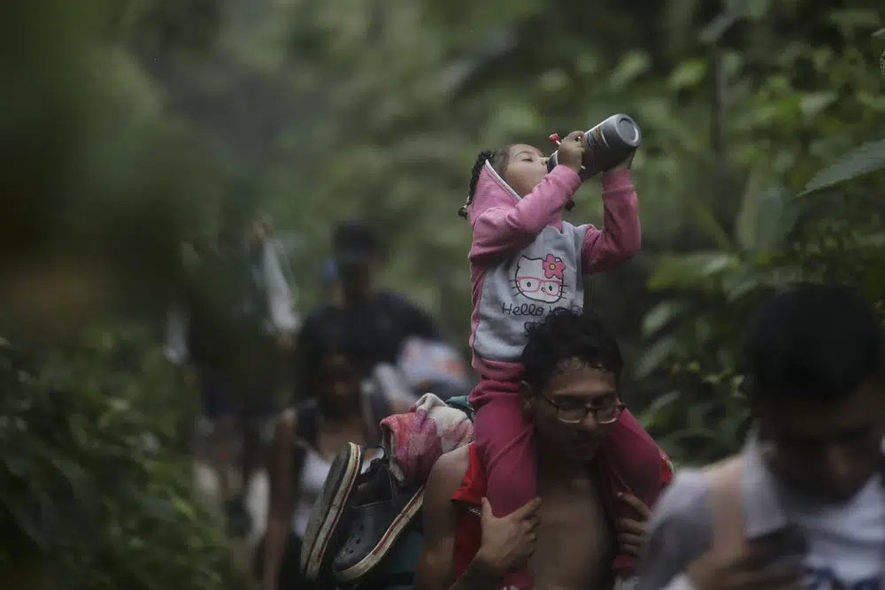 #12mayo Migrantes siguen cruzando la selva del Darién pese a cambios #migratorios en #EEUU 

Fotos: AP 
<a href="/MigracionCol/">Migración Colombia</a> 
<a href="/Info_Migrante/">Info Migrante</a> 
<a href="/USEmbassyBogota/">US Embassy Bogota</a> 
<a href="/OIMColombia/">OIM Colombia</a>