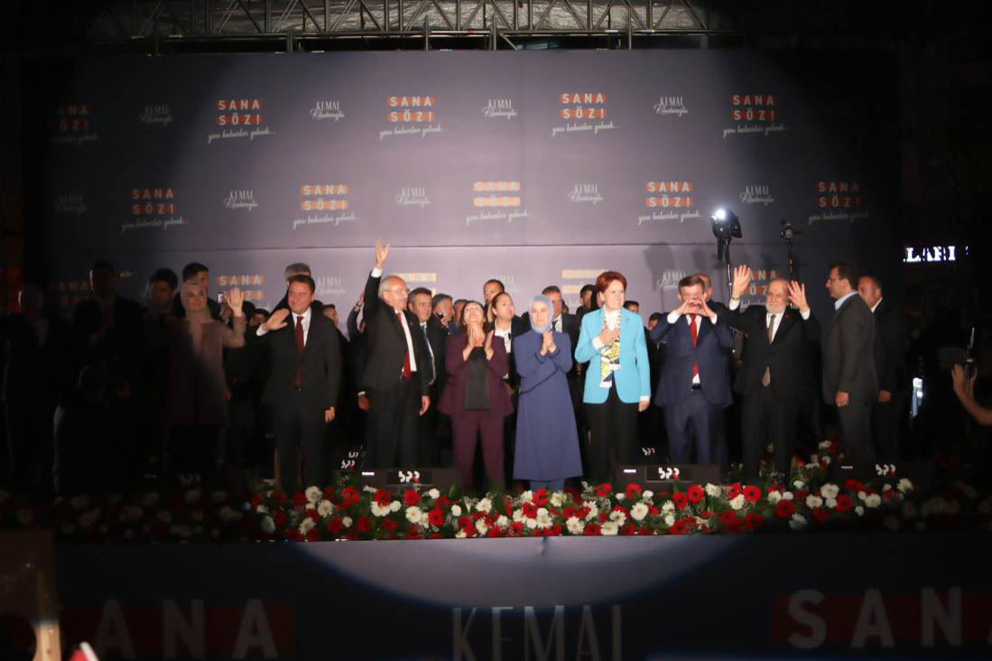 Ankara'nın evlatlarına bak, yüreğindeki heyecana bak!
Uyan uyan Gazi Kemal, şu gözlerdeki umuda bak! ❤️🇹🇷