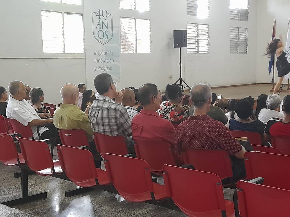Nuestros jóvenes una vez más presentes. Hoy el escenario fue el II Taller Nacional de Marxismo, Leninismo e Historia junto a colegas de las Universidad de Cienfuegos. Excelente jornada sin duda alguna.

#FEUdeCuba 
#RevolucionandolaFEU 
#UnaMejorJuventud 
#UCM_Cfg
