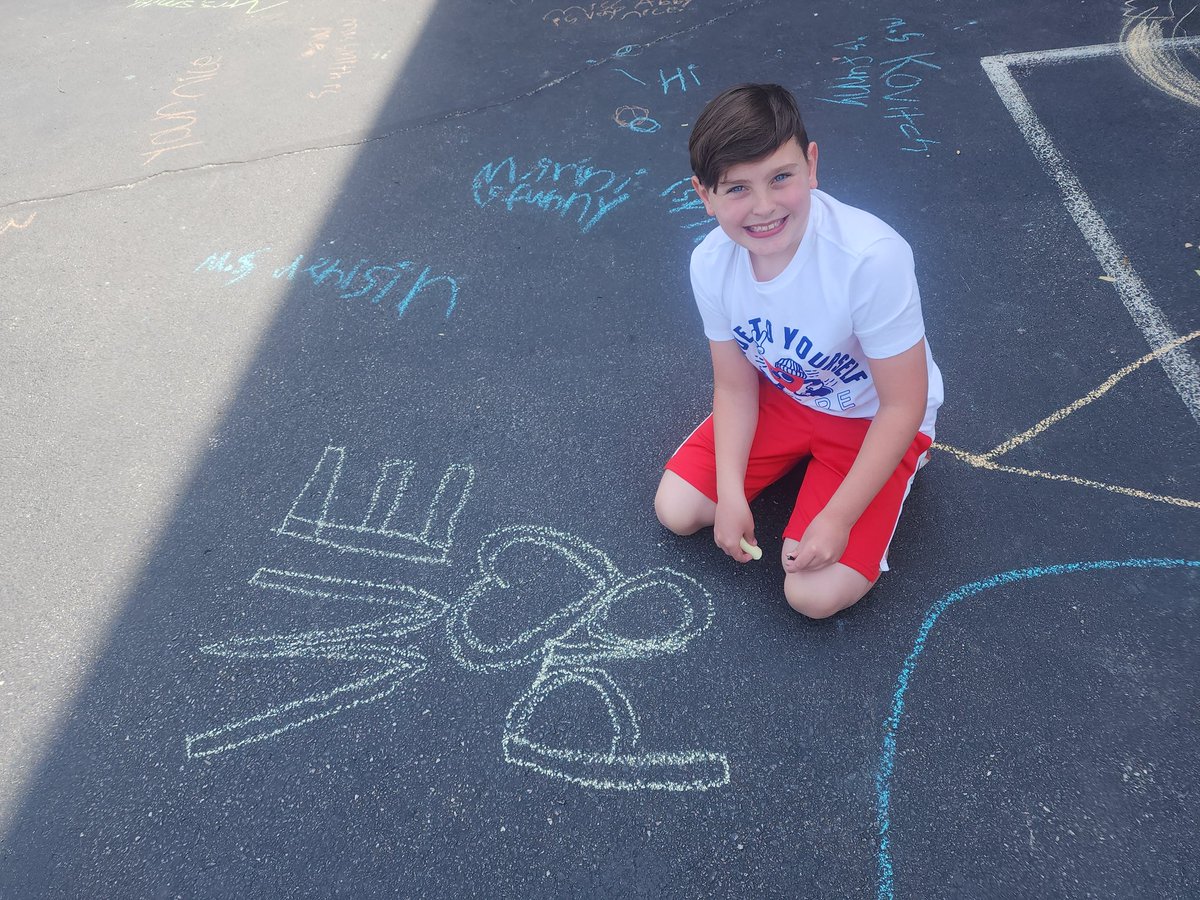 Shenanigansin3's tweet photo. We truly have the BEST PTO and families! We were beyond spoiled all week! Mailbox goodies, lunch, chalk the walk, a food truck, plus so much more! I am forever thankful for this community! ❤️🐺 https://t.co/3XP1oZ3KhJ