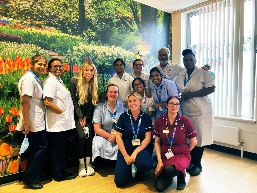 crewe_sophie's tweet photo. Happy International Nurses Day 2023 from Ward 29 💫 Had a lovely day celebrating, definitely consumed too much 🍰 So nice to see all the happy staff on the walk round too & hand out the treats 🧁 #InternationalNursesDay #teamSM https://t.co/WpJyRC8vuH