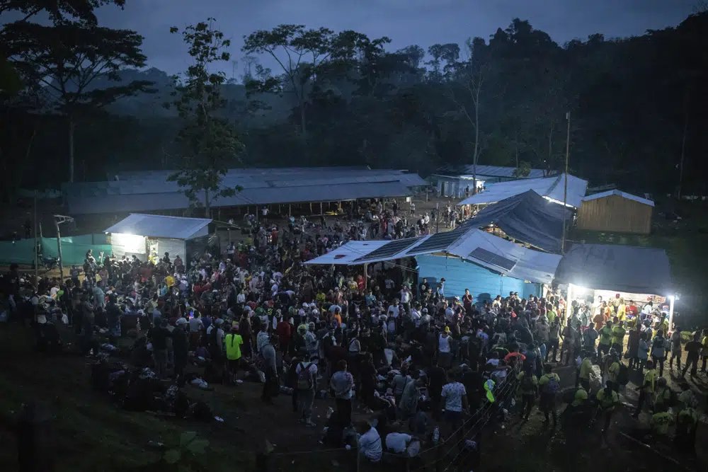 ElVenezolanoCo's tweet photo. #12mayo Migrantes siguen cruzando la selva del Darién pese a cambios #migratorios en #EEUU 

Fotos: AP 
@MigracionCol 
@Info_Migrante 
@USEmbassyBogota 
@OIMColombia https://t.co/vTRzZgoXga