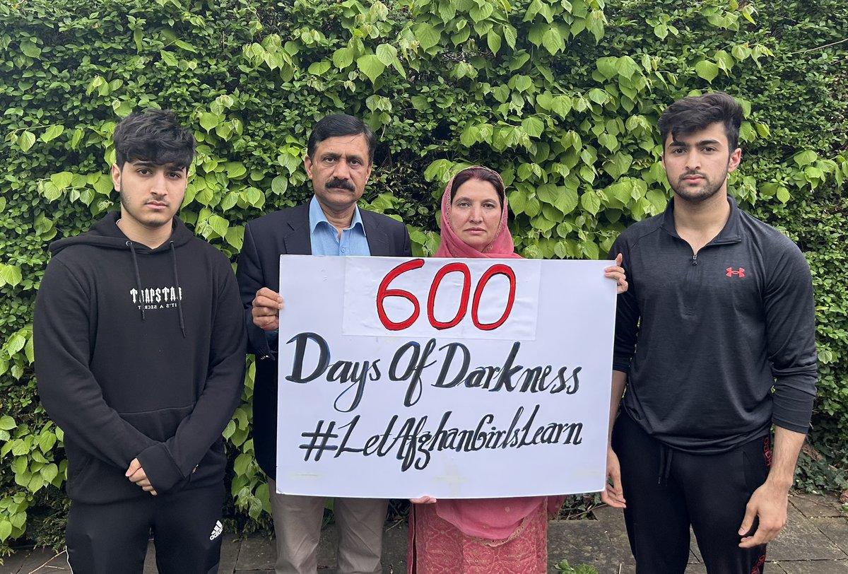 ZiauddinY's tweet photo. DAYS OF DARKNESS🇦🇫

600 days without access to secondary education.
140 days without access to University education.
Days that have become one long, long night.
Afghan girls deserve the light of knowledge.
Let there be dawn!
Let there be light!
#LetAfghanGirlsLearn 
#StopGenderAparthied