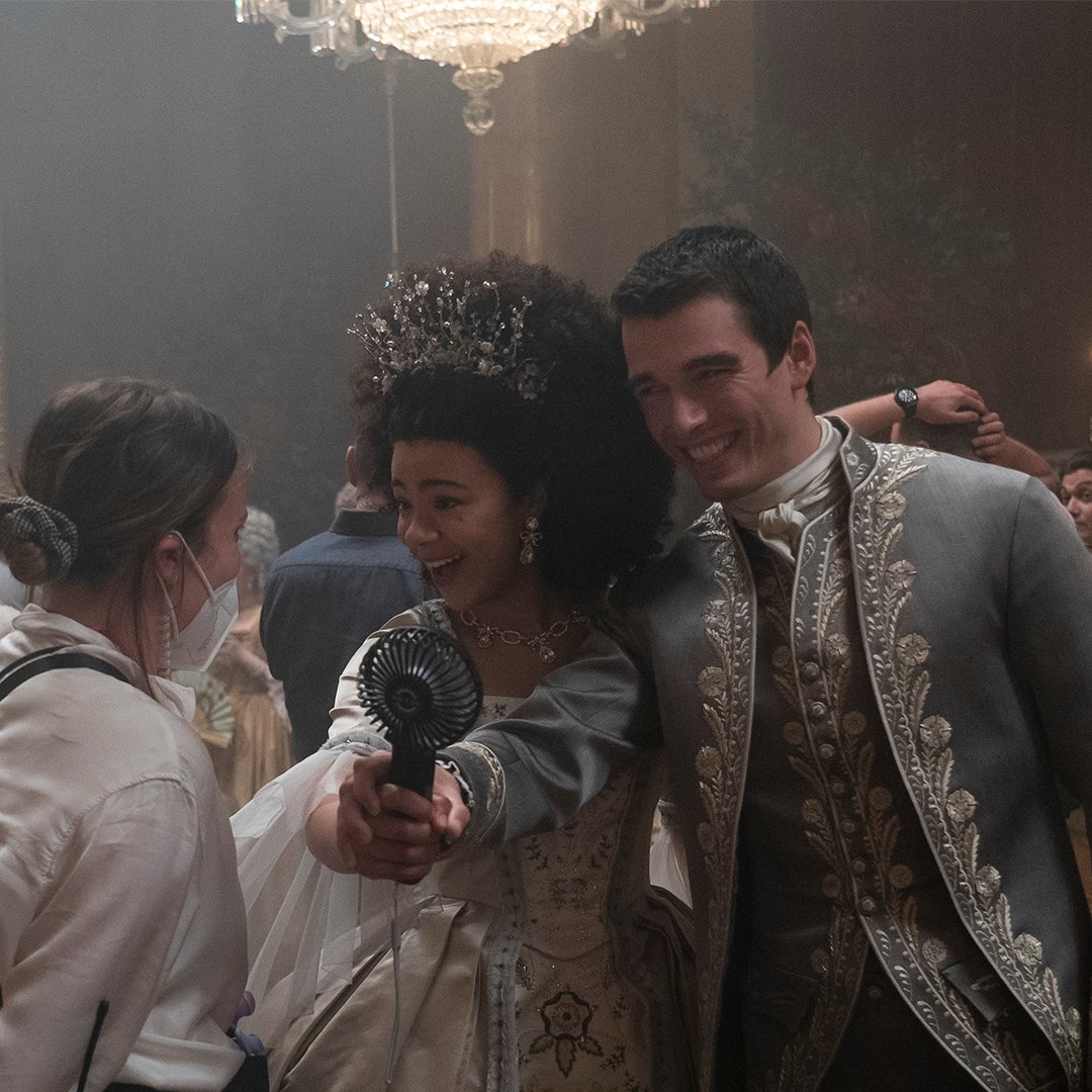 NetflixFR's tweet image. L’ambiance sur le tournage de La Reine Charlotte : Un chapitre Bridgerton était ensoleillée. 💛