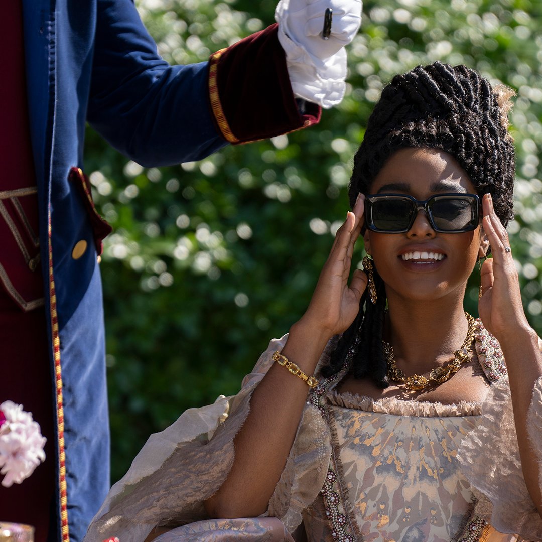NetflixFR's tweet image. L’ambiance sur le tournage de La Reine Charlotte : Un chapitre Bridgerton était ensoleillée. 💛