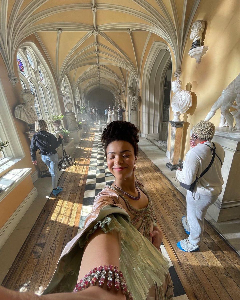 NetflixFR's tweet image. L’ambiance sur le tournage de La Reine Charlotte : Un chapitre Bridgerton était ensoleillée. 💛