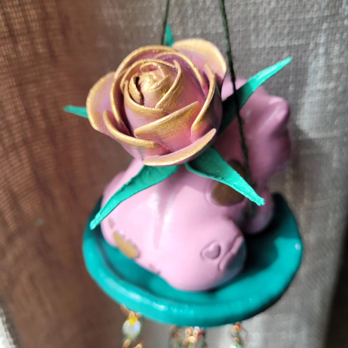 ArcaneAuras's tweet photo. Say hello to this sweetie pie ❤️ 3D printed kawaii Bulbasaur made into a sun catcher! Adopt him from my Etsy :)

#pokemon #bulbasaur #crystalsuncatcher #artsandcrafts #handmade #3dprinting https://t.co/nnu7a9rJHH