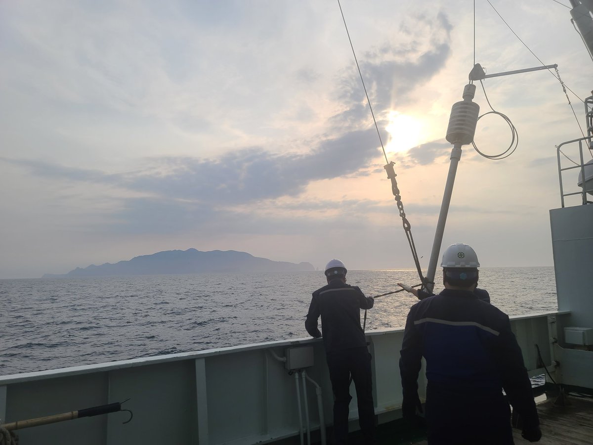 Deniz__cukur's tweet photo. Misty weather, stunning Ulleungdo Volcano, and piston coring🤩 https://t.co/vtd6iK1QBP