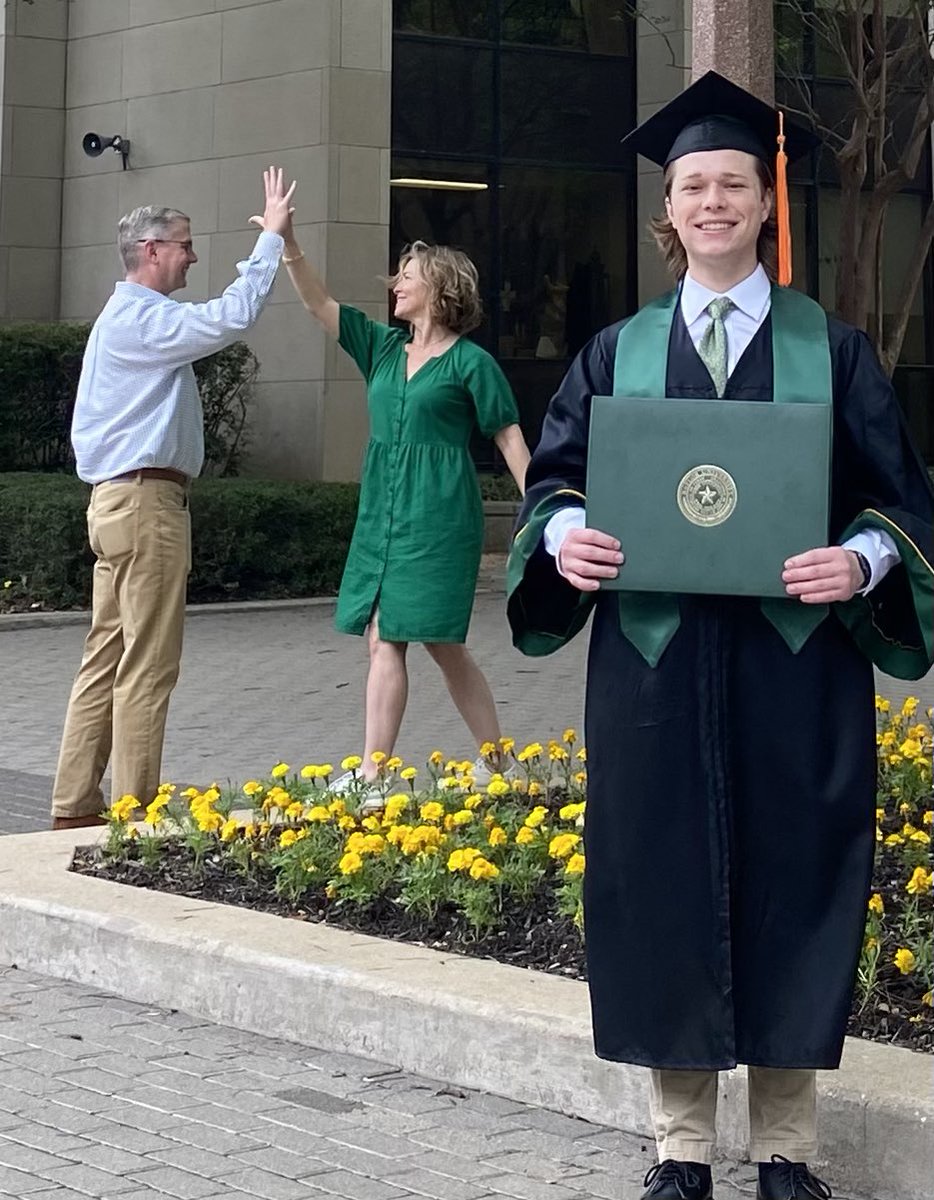 MrsRossclass1's tweet image. #BaylorGrad We did it! #emptynest Congrats Tyler! 💚💛🐻