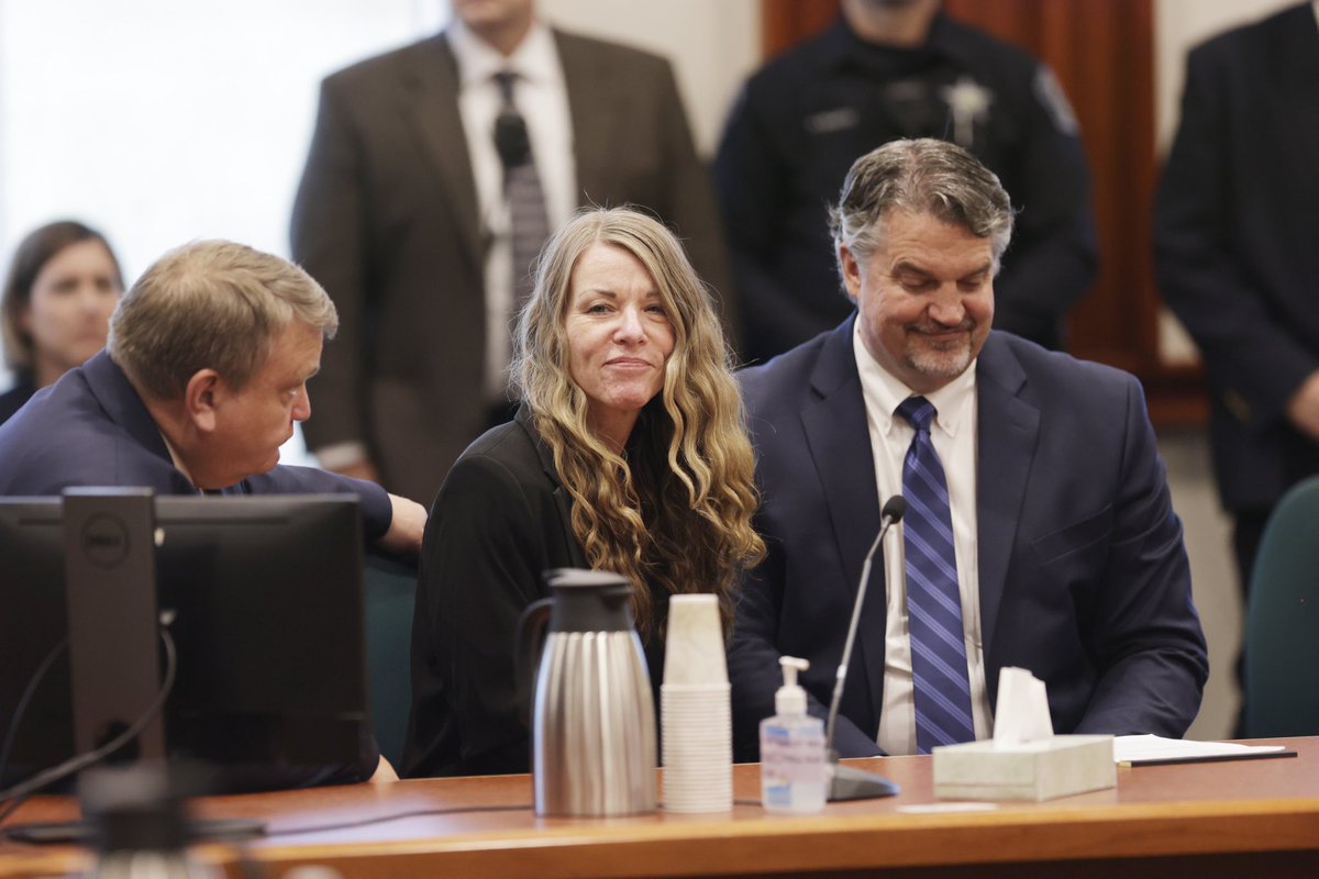 jlumfox10's tweet photo. Lori Vallow before the verdict. 

Kay Woodcock and Rob Wood hugging after the guilty verdict. https://t.co/cqIOUaPlKm