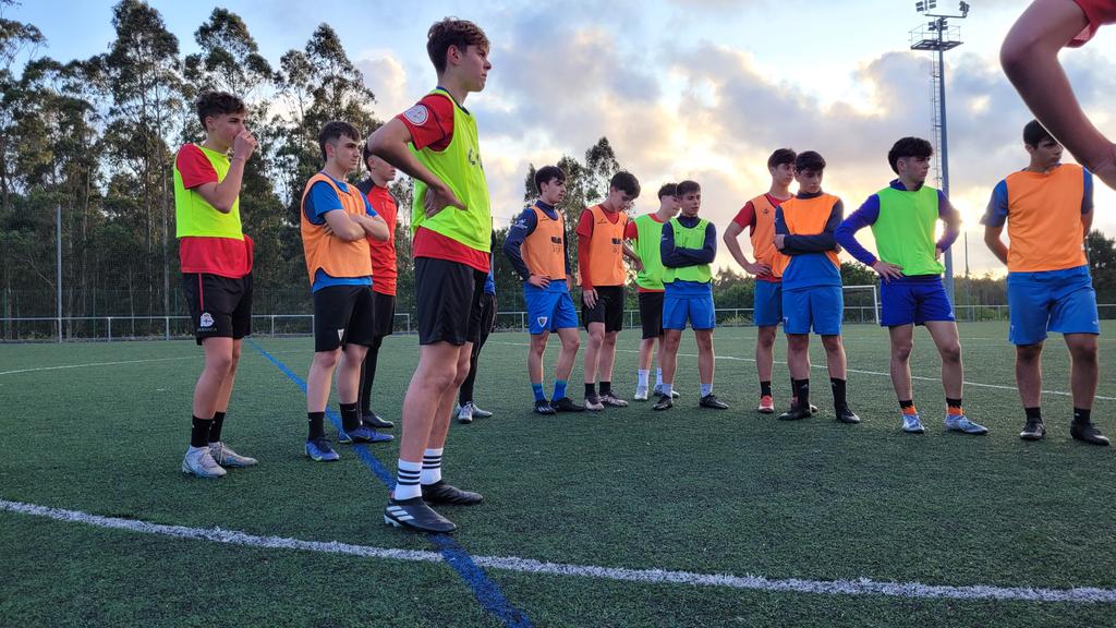 BerganFC's tweet photo. 𝗕𝗔𝗦𝗘 | 𝘊𝘢𝘥𝘦𝘵𝘦 𝘈

O noso Cadete A despediu esta tarde ao xogador do 1° equipo @KaiserDani14 Palomares, que esta tempada aportou o seu gran de area e colaboración ao formar parte do seu corpo técnico.
🔴🔵
#ForzaBergan #VamosBerganDálleLume  #CenBergantiños https://t.co/WCYK6fEGyR