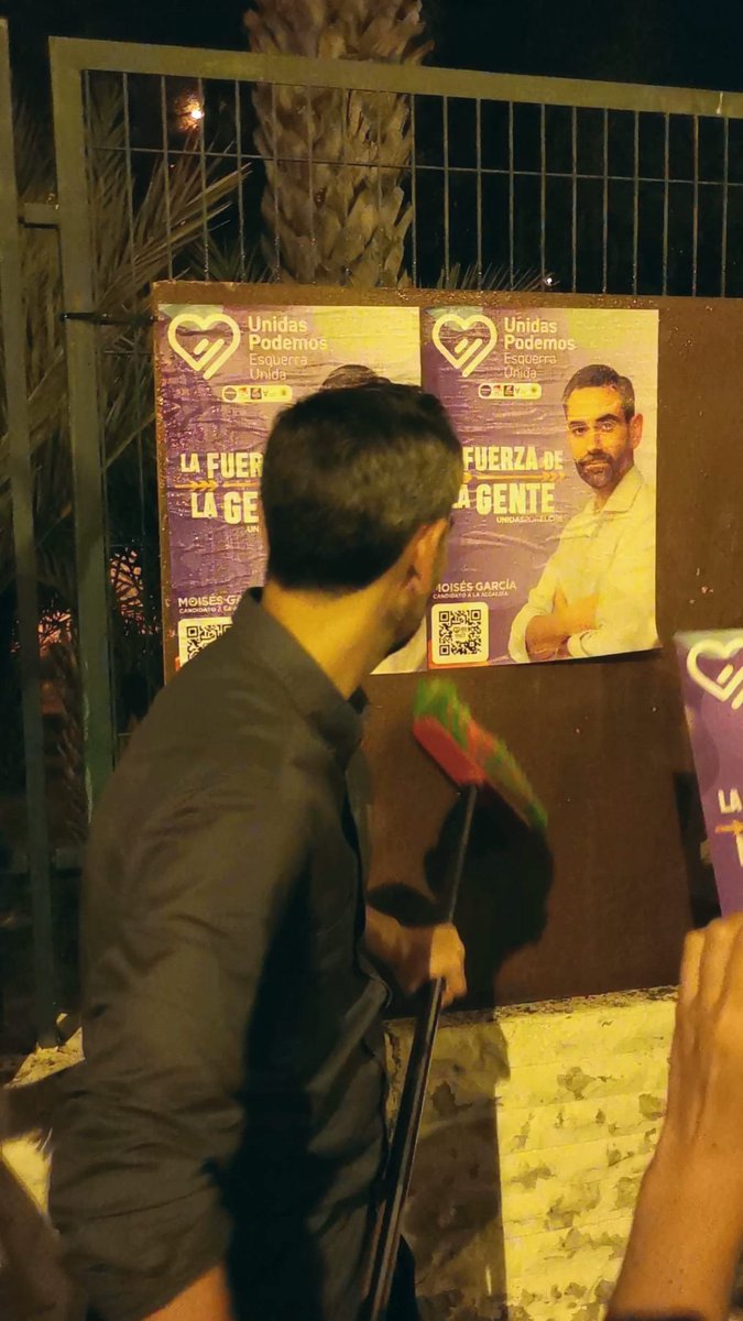 ALTER_FValencia's tweet photo. Pegada de Carteles en la confluencia de Elche #UnidasPorElche #UnidesPerElx ❤️💛💜en la que participa @ALTER_info y va en las listas de la candidatura nuestro compañero #CarlosMedinaCasado @raciocinio26 de @ALTER_FValencia
#AlterElx #AlterElche
https://t.co/RoSrKaC1IN https://t.co/SivVa687CO