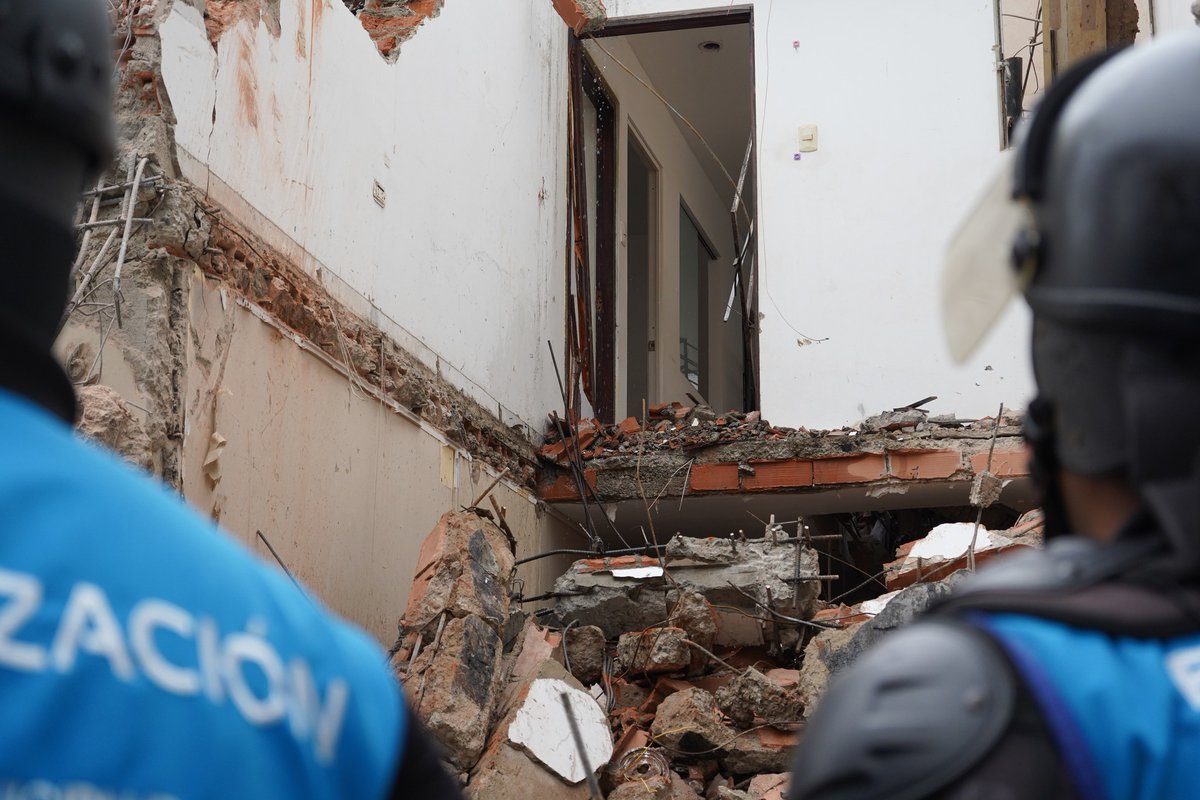 FiscaMuniLima's tweet photo. Paralizamos una obra de demolición en el jirón Manuel Ascencio Segura 655. El titular no contaba con licencia de edificación, ni medidas de seguridad y obstruía la vía pública.

Esta obra se ejecutaba a pesar de haber sido notificada previamente por la autoridad municipal. https://t.co/M7mB92eaun