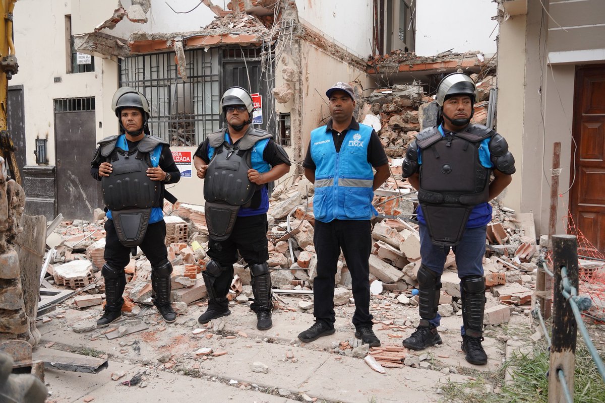 FiscaMuniLima's tweet photo. Paralizamos una obra de demolición en el jirón Manuel Ascencio Segura 655. El titular no contaba con licencia de edificación, ni medidas de seguridad y obstruía la vía pública.

Esta obra se ejecutaba a pesar de haber sido notificada previamente por la autoridad municipal. https://t.co/M7mB92eaun
