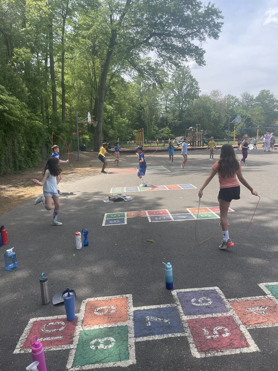 MissKacieDub's tweet photo. Field day with the crew was a success!!! Loved seeing these Falcons work as a team and cheer each other on. Thankful for a beautiful day and awesome time! https://t.co/yu4VSyjQ1S