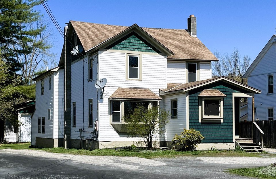 CRenfrow's tweet photo. Check out this home @realtordotcom https://t.co/7BvhMp2NDb

Many happy years here. Needs a new family to love it. Inside all redone! https://t.co/fZFFY81d8O
