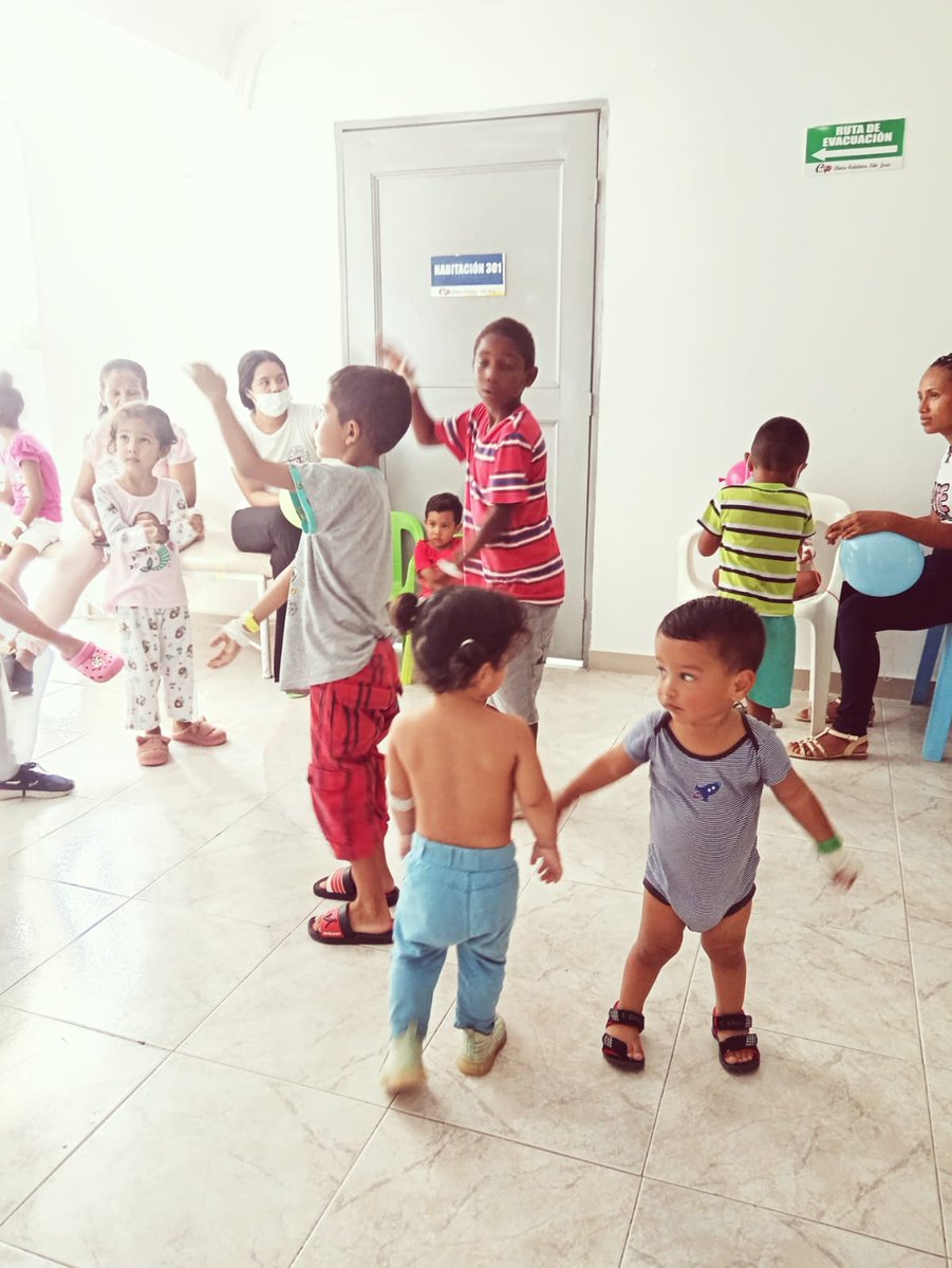 CPNinoJesus's tweet photo. Por parte del área de Siau-Trabajo social el día de hoy iniciamos actividad con una oración, Actividad de rumba terapia con los N.N.A y familiares, espacio que hace mas ameno su estancia hospitalaria, en compañía de Talento Humano se entrega compartir del día de la madre. https://t.co/MuhGdrZxfr