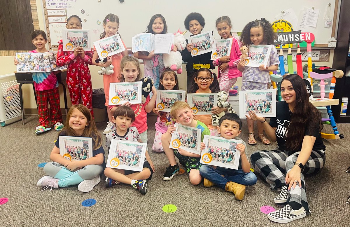 MrsMuhsen's tweet photo. Just some 1st grade authors with our published class book! Thank you to those of you who sponsored a student book ❤️ #miniauthors #firstgradepoets https://t.co/FjVUtw453Z