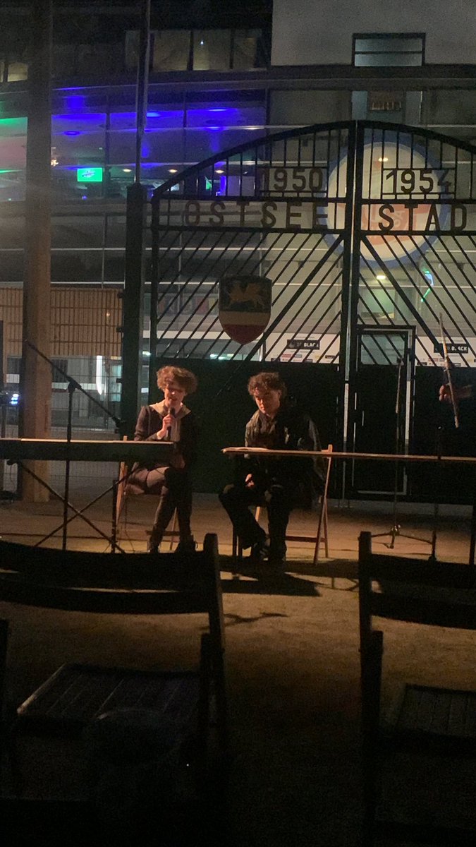 Wir sind draußen!! <a href="/RJWerthmueller/">Ruwen Werthmüller</a> &amp; Katharina Paul lesen “Die Leiden des jungen W.”

#Literatooor #Ostseestadion