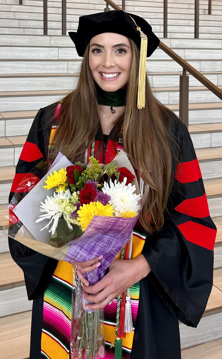 To the pre-med advisor (and many others) who said I wouldn’t get into med school: 

This girl just graduated as the valedictorian, was inducted into @AOA_society, and matched into her dream specialty 🧠

#sisepuede 💪🏽 
#Latinasinmedicine
@lmsa_southwest