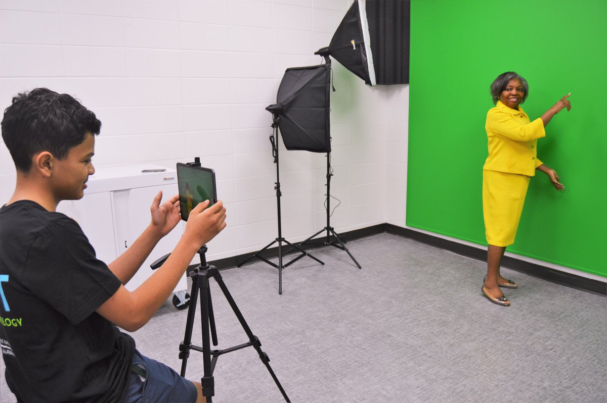 The future has arrived at @Brew_Middle! Today, MPS and @_EdFarm revealed the new Library of Technology, aka The Loft, with scholars showcasing the array of high-tech features now available to them.