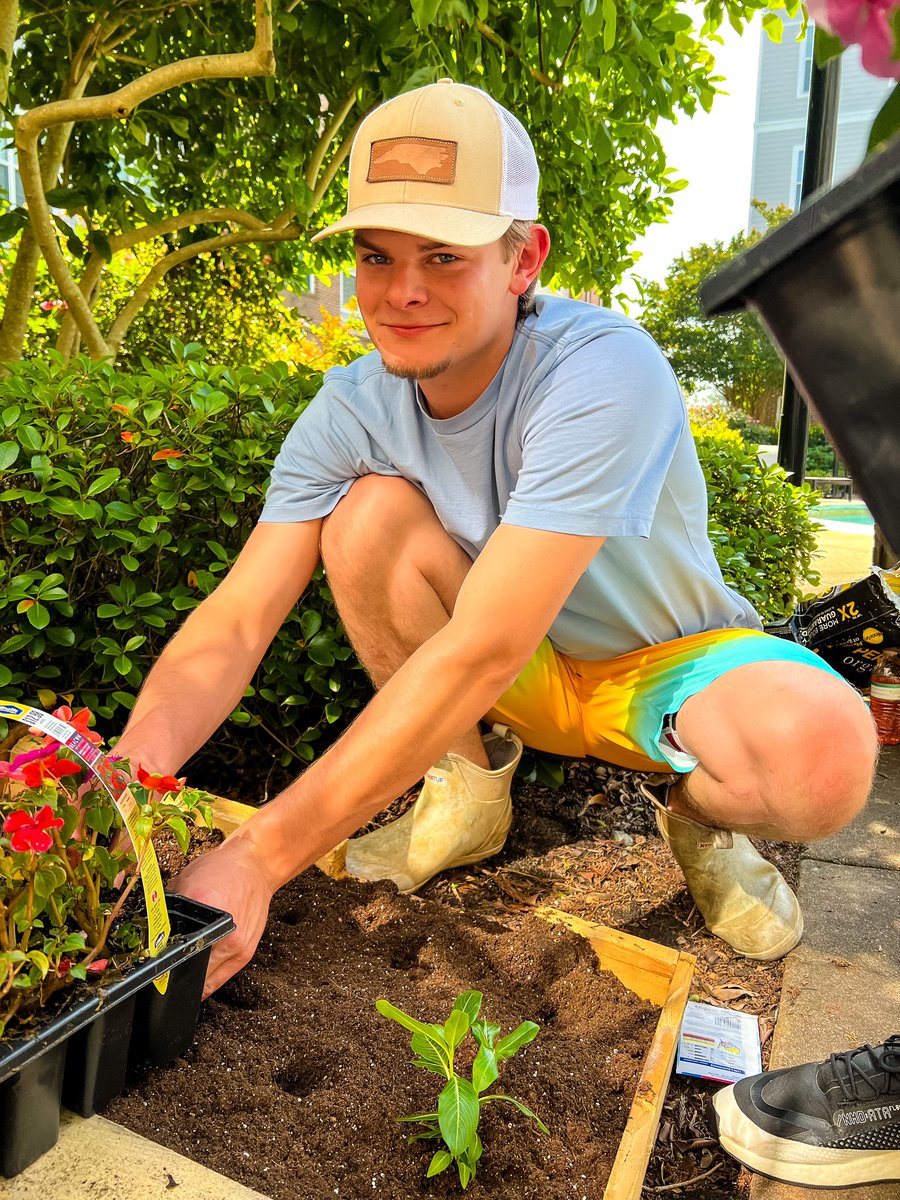 LiveFirstStreet's tweet image. Thank you to everyone who came out and helped us create our beautiful flower bed 🌸 We hope this is something the whole community of current and future resident can  enjoy! 💕 stay tuned for future events to come…