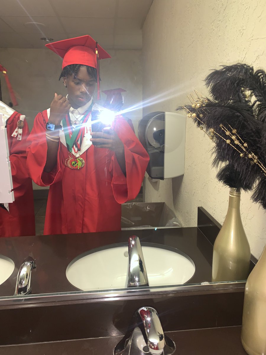 dfranklin4L's tweet photo. Grateful for a good graduation, Houston Next 👌🏽 https://t.co/Cu4qq5SE5o