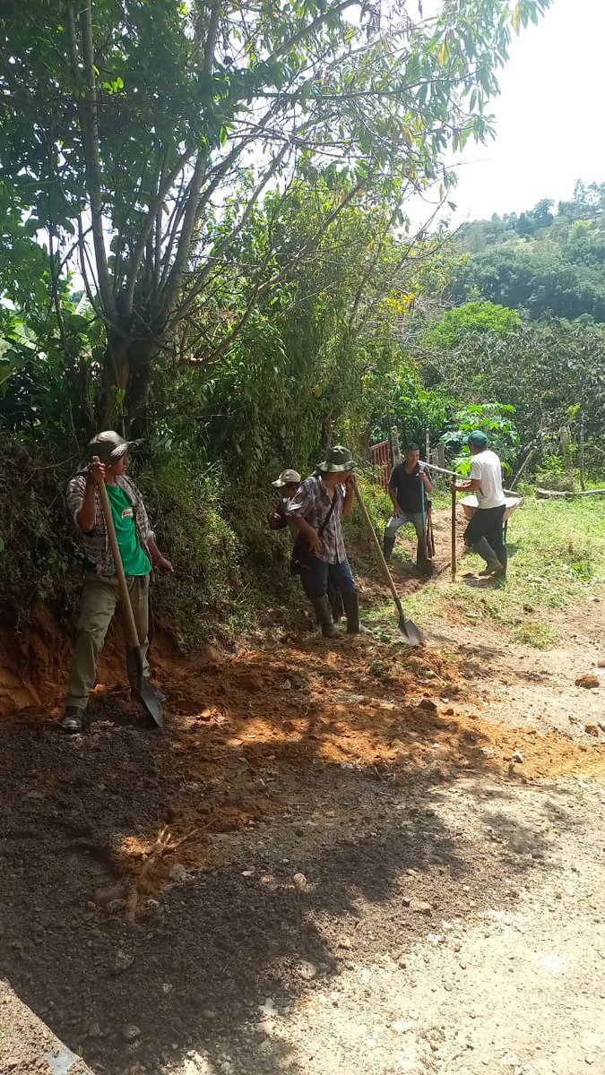 ComunesCoL's tweet photo. Qué bonito el poder de la gente organizada, estas inciativas deben ser fortalecidas y escuchadas por el Estado. Nació comité pro-vía en Sotará #Cauca, firmantes de paz coordinando y articulando con campesinos e indígenas de Río Blanco. Trabajo comunitario por la #NuevaColombia 🇨🇴 https://t.co/342qVyO90c