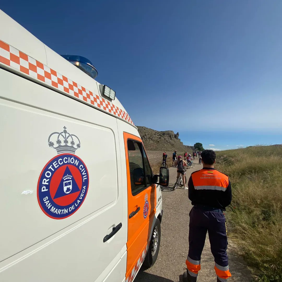 PCivil_SMVEGA's tweet photo. En la mañana de hoy, colaboramos con @PoliciaSMVega en la ruta en bicicleta del CEIP Jorge Guillén. 
Durante la noche, nos desplazamos para colaborar con @ProteRivas en sus fiestas de Mayo. 
#FiestasRivas2023
#Lasprotescuentan #proteccioncivil https://t.co/syQ78NymfT