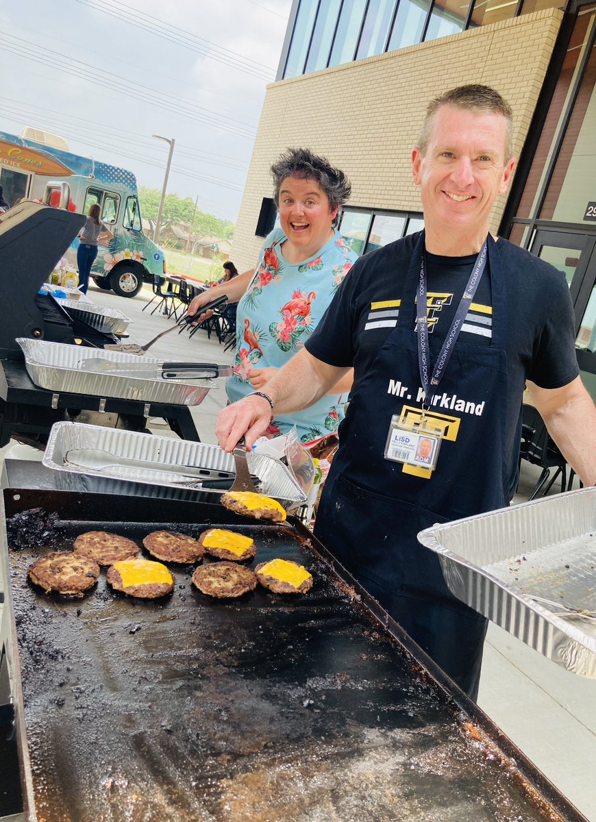 TheColonyHS's tweet photo. WE APPRECIATE OUR TEACHERS!Admin grilled up burgers and hot dogs! Pappa’s with a snow cone treat! @LewisvilleISD @tchsstuco https://t.co/k6FQFo2Rlm
