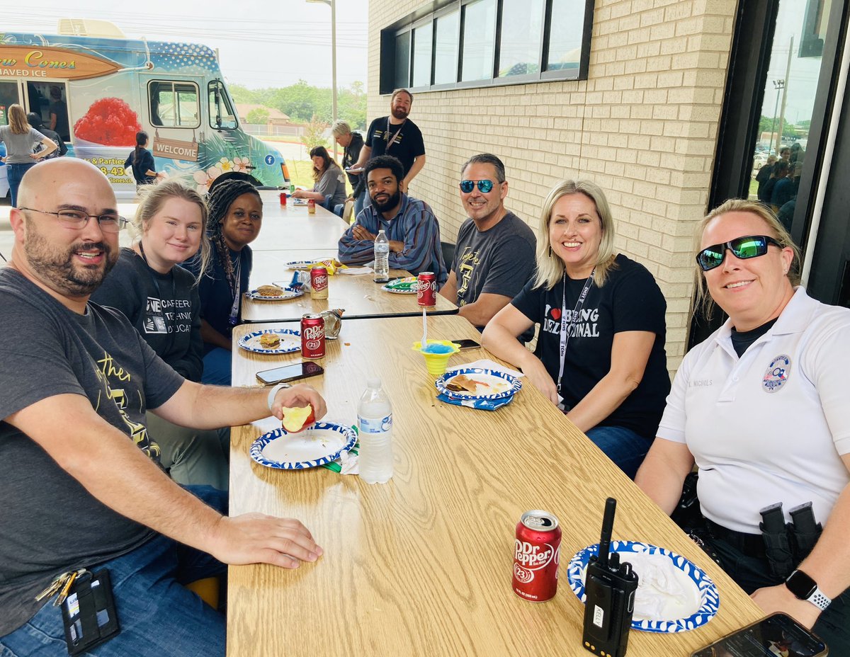 TheColonyHS's tweet photo. WE APPRECIATE OUR TEACHERS!Admin grilled up burgers and hot dogs! Pappa’s with a snow cone treat! @LewisvilleISD @tchsstuco https://t.co/k6FQFo2Rlm
