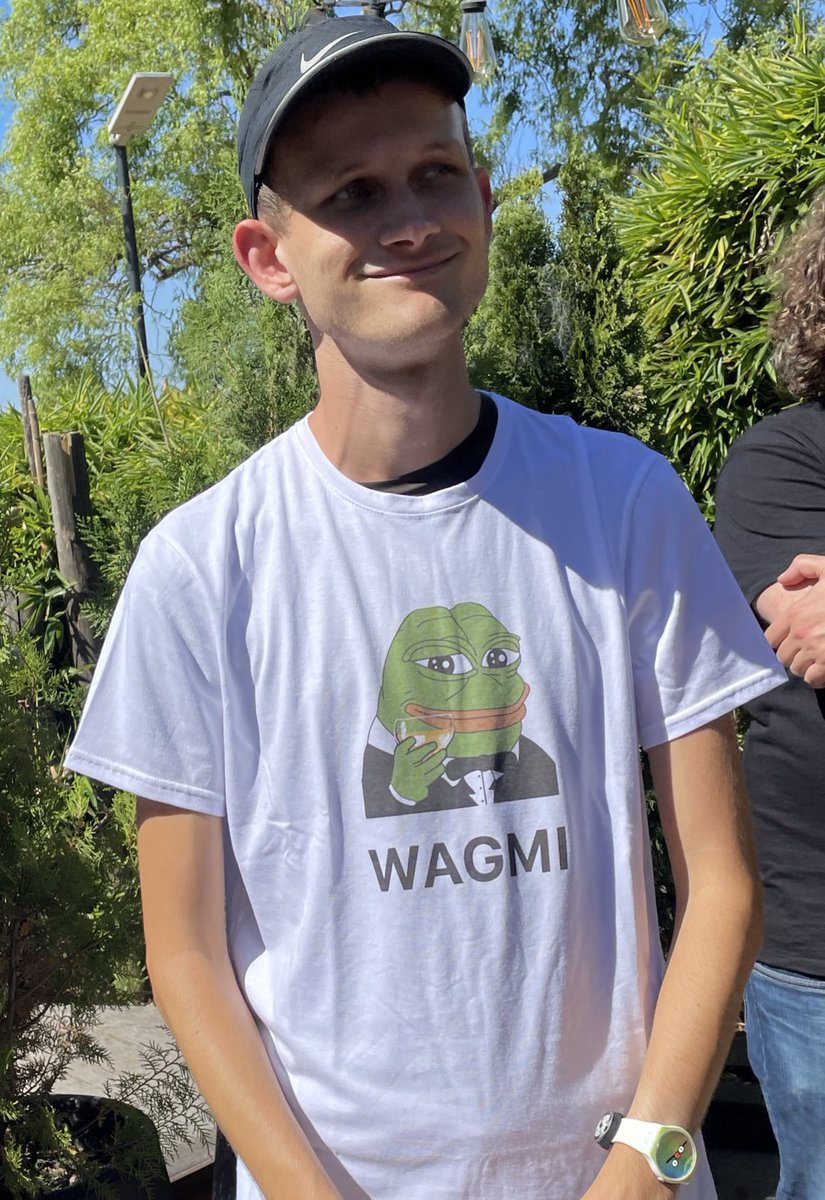 Dario_Desiena's tweet photo. @GoingParabolic @vladtenev 👊🐸💚 #PEPEISLOVE $PEPE https://t.co/KphSCun1jO