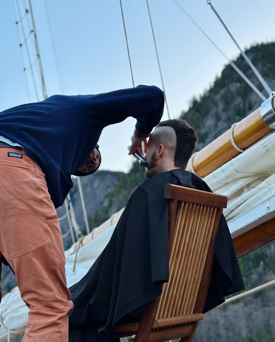 Cabestan c'est littéralement une expérience décoiffante pour beaucoup... ou recoiffante ? 😅

Jonathan Durand, un de nos participants, a fait rayonner ses talents de barbier et quelques personnes en ont profité dans un cadre extraordinaire 💈✂️