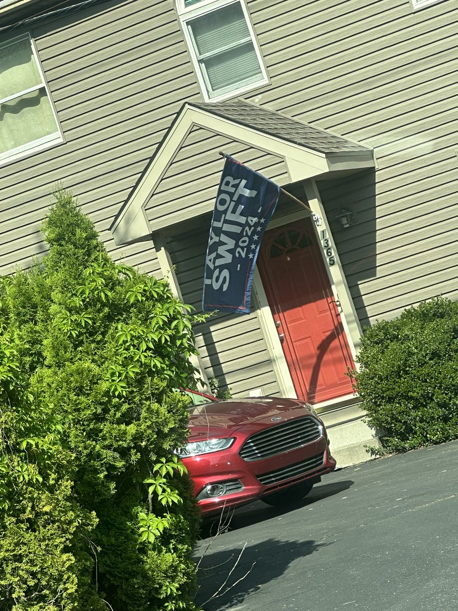 hollo_graphics's tweet image. Couldn’t agree more tbh #TaylorSwift #taylorswift2024 #PhillyTSTheErasTour