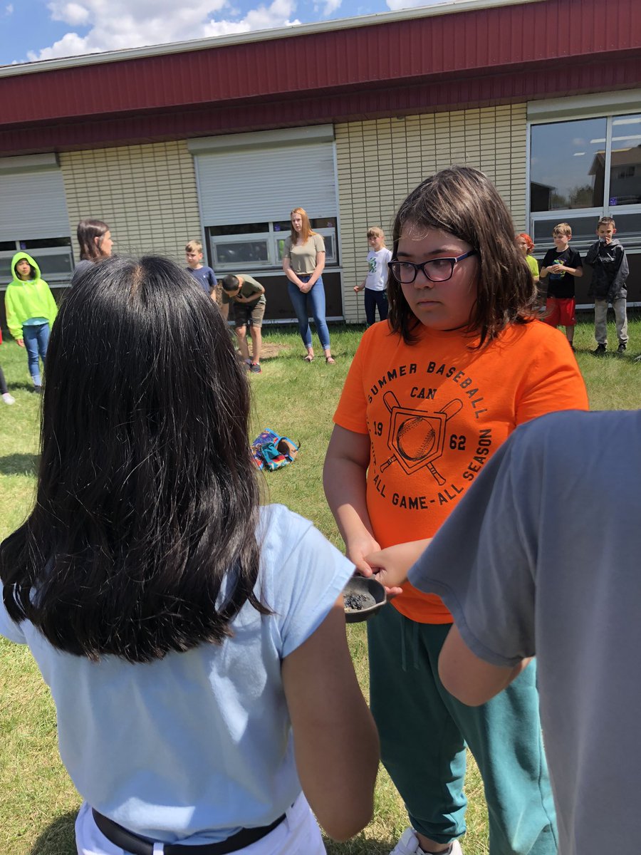 5Dscholars's tweet photo. We learned about smudging and enjoyed some bannock with the Indigenous Learning team! https://t.co/aTSsHcp19D