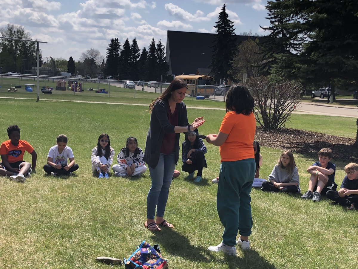5Dscholars's tweet photo. We learned about smudging and enjoyed some bannock with the Indigenous Learning team! https://t.co/aTSsHcp19D