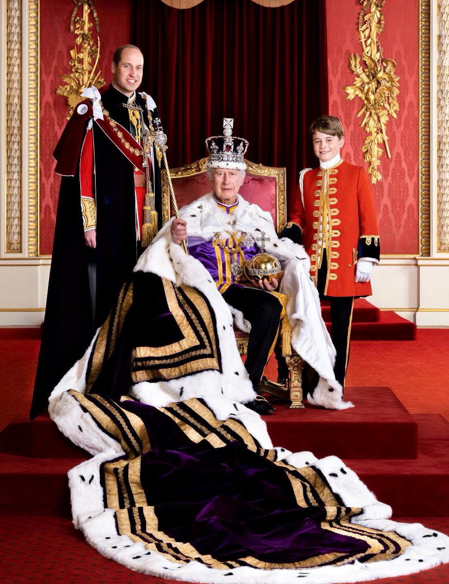RoyallyBelle_'s tweet image. A new photo of the King and his heirs, Prince William and Prince George, has been released by the palace!👑