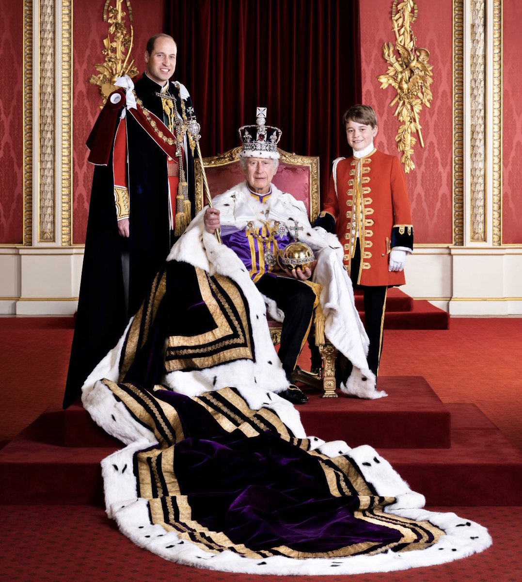 WOW!! 🤩 New Coronation picture of King Charles with his heirs!