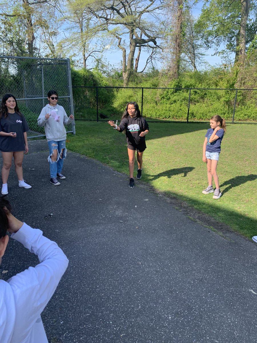 MintzJenn's tweet photo. Team building during advisory!  Taking advantage of the gorgeous weather!💜  ⁦@IslipMS⁩ #isliprising https://t.co/pqsHss0CtB